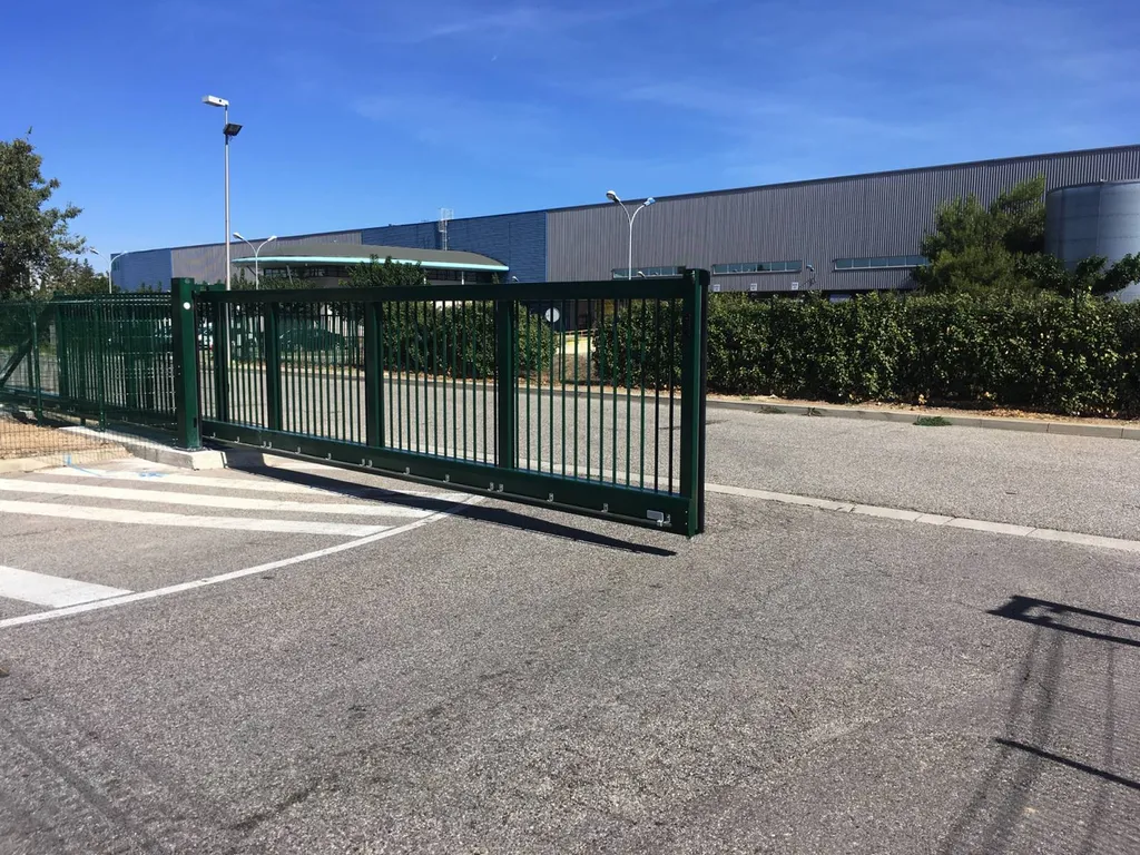 Réalisation d'un portail autoportant à Miramas