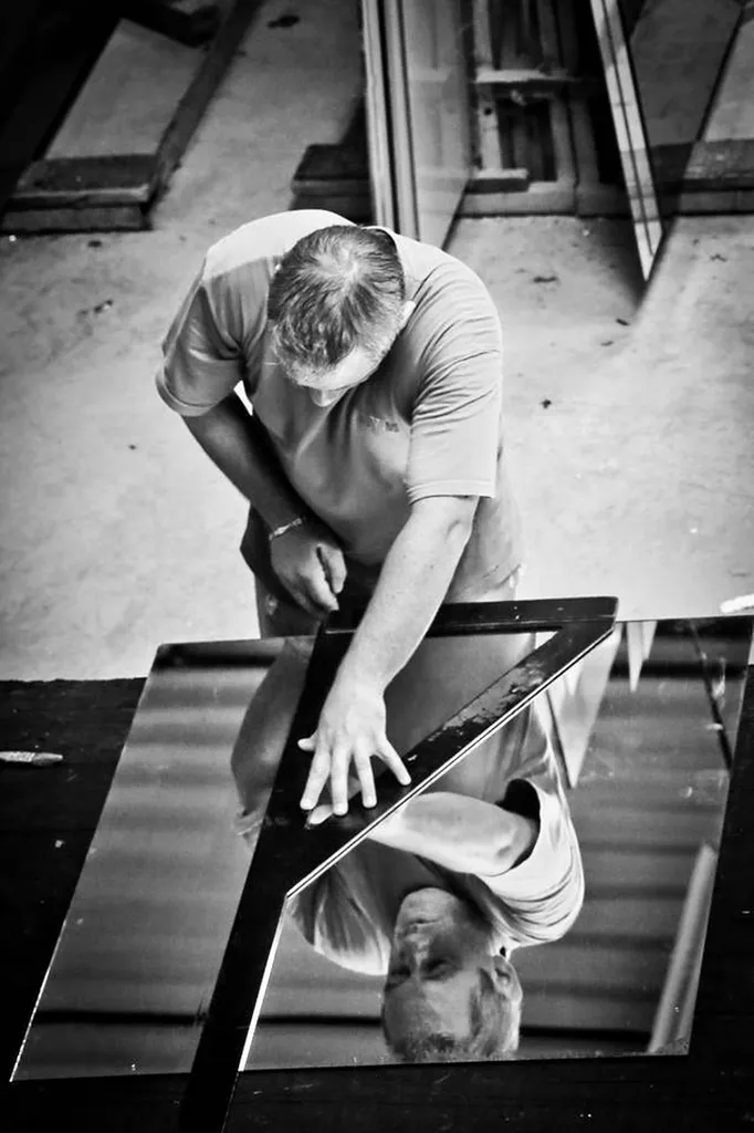 Découpe de miroir en atelier pour installation à Villefranche dans le beaujolais