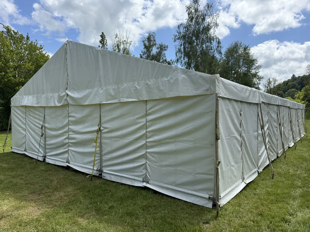 Chapiteau blanc