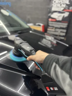 Pose d’un traitement céramique carrosserie Gtechniq à Cannes.