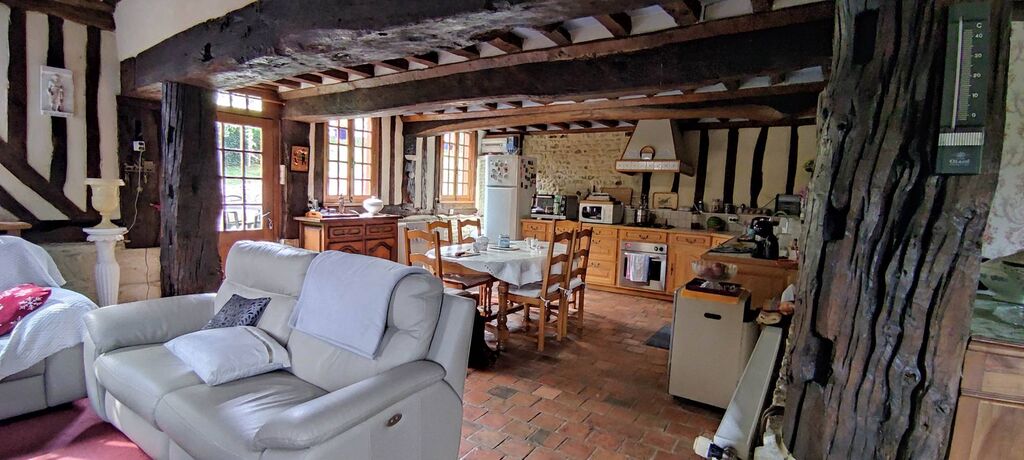 A vendre, propriété normande proche de SAINT-PIERRE-SUR-DIVES (14170), composée de deux maisons et de nombreuses dépendances sur un terrain arboré de plus de 4 000 m². Possibilités : maison familiale, projet de gîte ou résidence secondaire.