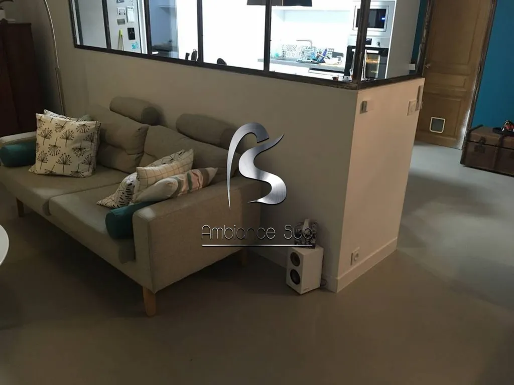 Béton ciré économique pour rénover le sol d’un salon au Rayol-Canadel-sur-Mer Var 83