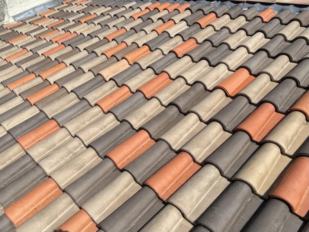 Nettoyage de toiture en tuile mécanique Romane d'une maison individuelle sur Martigues