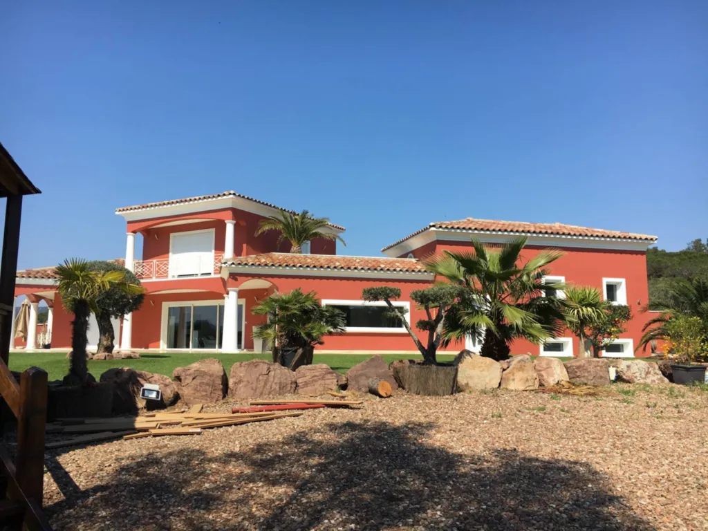 Artisan peintre pour faire une façade lisse design et de qualité à Saint Raphaël Var 83