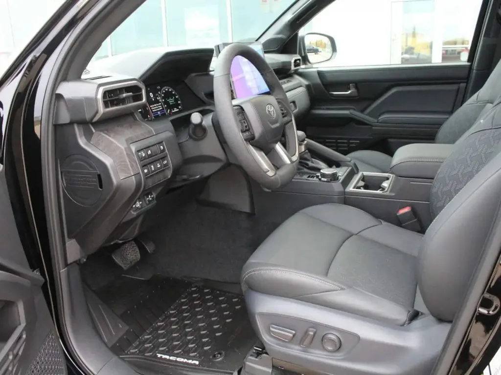 Intérieur premium avec sellerie SofTex du Toyota Tacoma TRD PRO Limited Hybrid