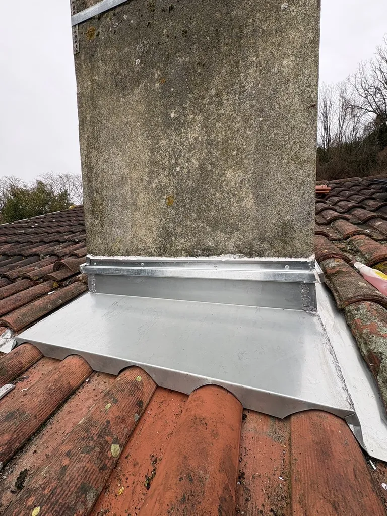 artisans zingueur pour façonnage et pose d’un retour de cheminé en zinc   avec contre solin zinc à Montastruc la conseillère près de Toulouse 
