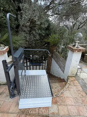 La plateforme oblique Stratos NG sur son point d'arrivée dans une villa en restanque à Peypin près de Marseille