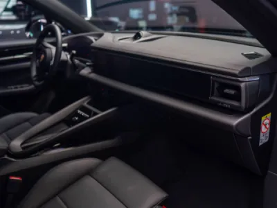 Porsche Macan 4S équipée d’un film de protection pour préserver sa teinte et sa brillance à Lorient.