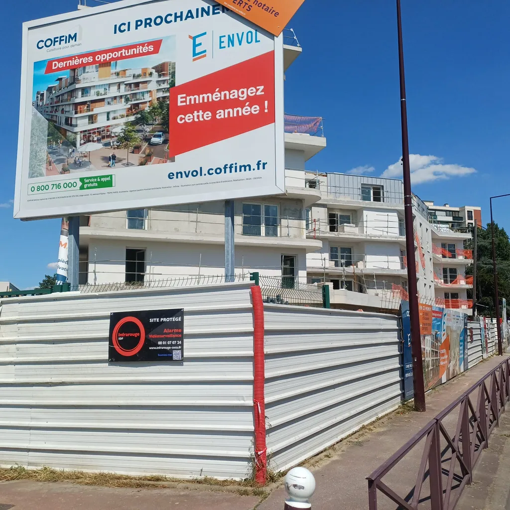 Sécurisation d’un chantier professionnel par six caméras OMVC200, centrale GSM/GPRS et vidéosurveillance solaire avec télésurveillance 24h/24 à Villiers-sur-Marne