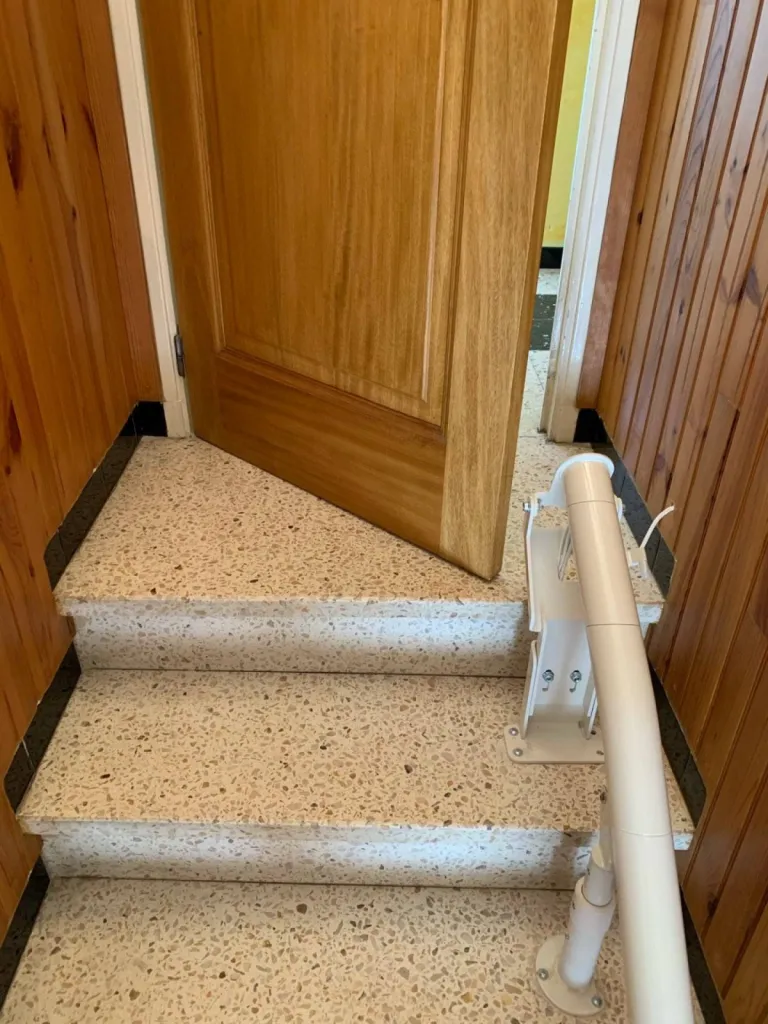 Pose d'un fauteuil monte-escalier 2/4 tournant OTOLIFT Modul'Air près d'Avignon