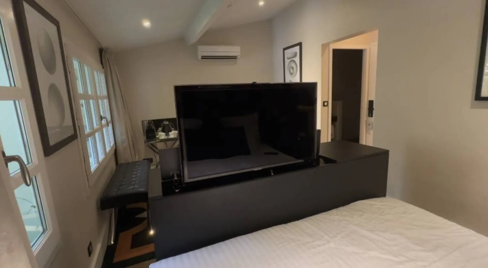 Meuble LIFT télévision dans un hôtel à Bordeaux