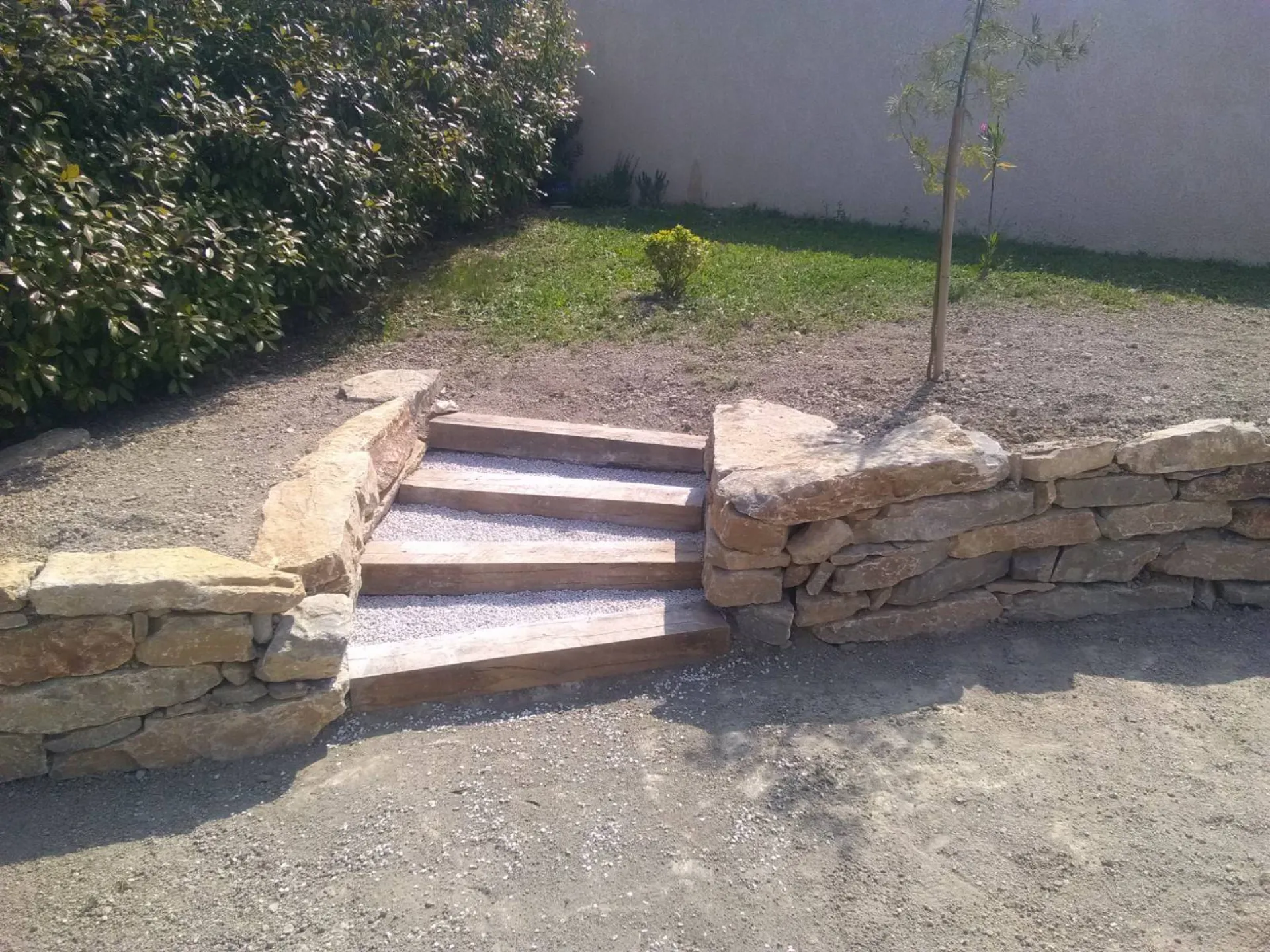 amenagement de jardin avec enrochement en pierres plate