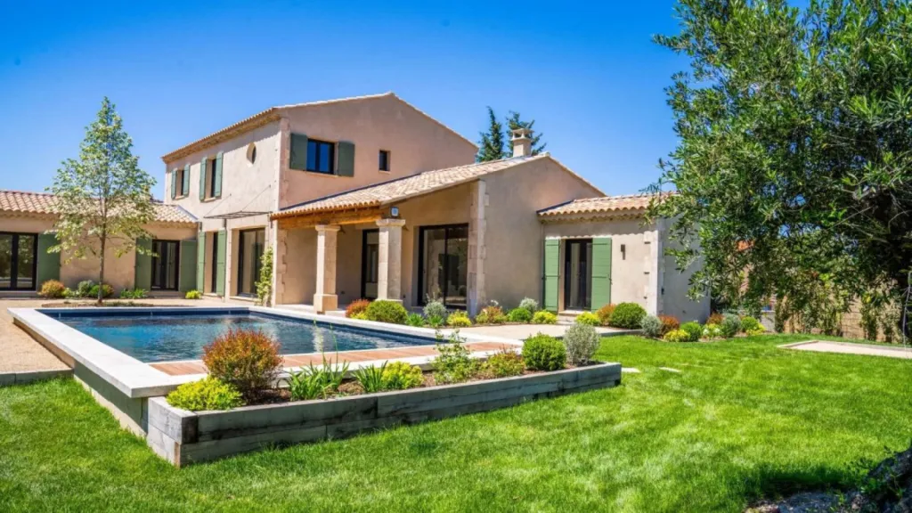 Maison neuve avec architecture provençale à Saint-Remy-de-Provence 