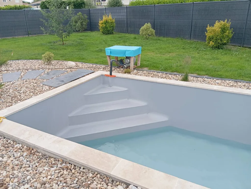 Construction d'une piscine maçonnée et jardin