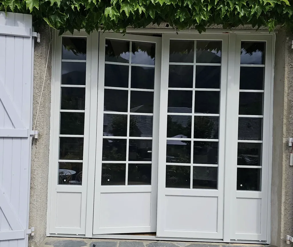 Fenêtres sur mesure : fabrication et pose par un menuisier artisan spécialisé en menuiseries bois, alu et PVC depuis plus de 40 ans à Toulouse