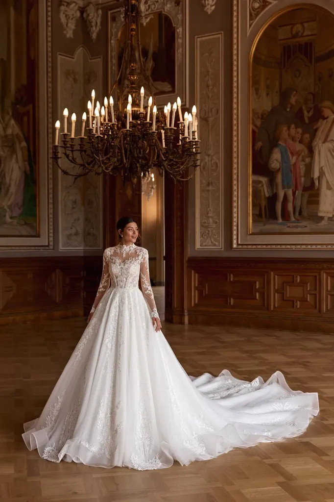 Robe de mariée princesse couverte pour mariage religieux à Marseille