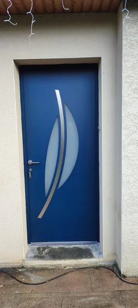 Porte d'entrée en aluminium avec vitrage à Fontaine les Dijon