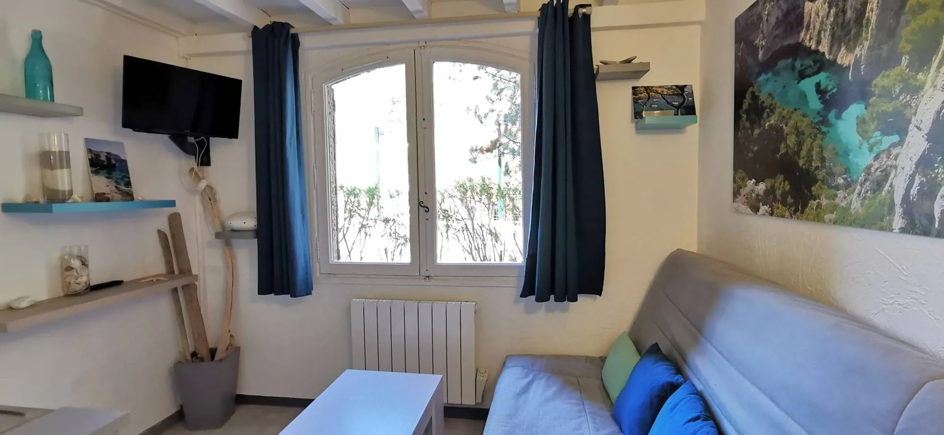 Studette Cassis à proximité immédiate du port à pied en rez-de-chaussée dans une petite copropriété au calme