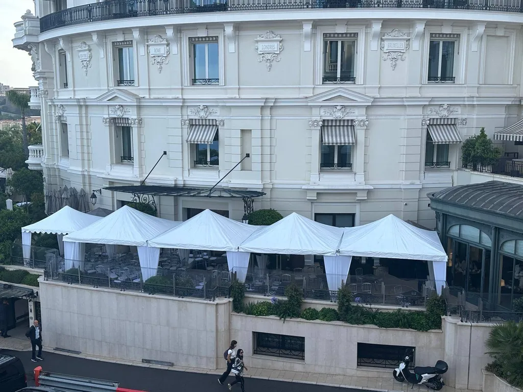Installation de couvertures de terrasse haut de gamme pour le Grand Prix de Monaco : toit diamant et pagodes avec vélum