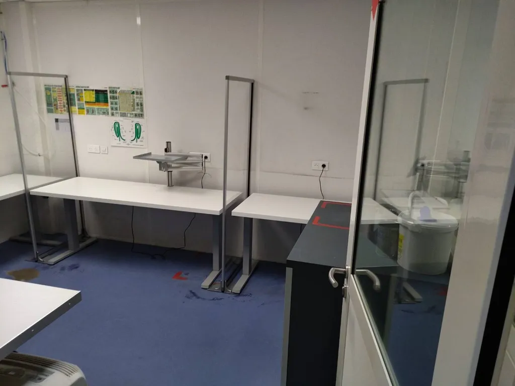 Aménagement de tables sur mesure réglables en hauteur por une entreprise à BOUÉ