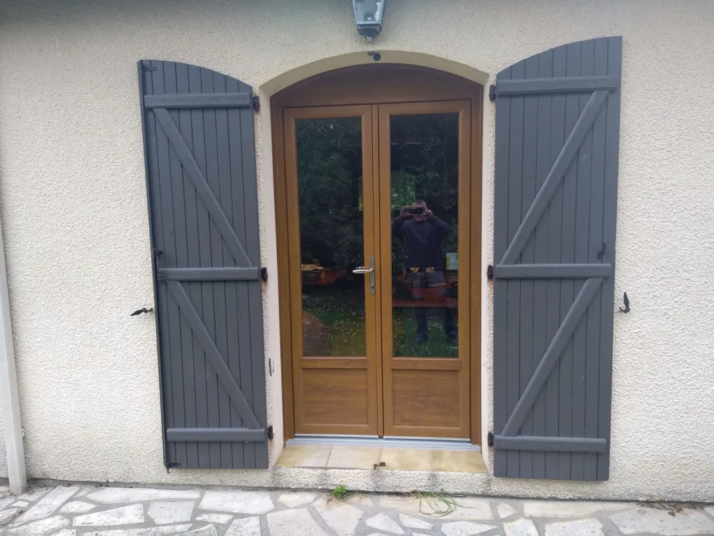 Pose en rénovation de 2 fenêtres PVC imitation bois avec volets battants à Mérignac