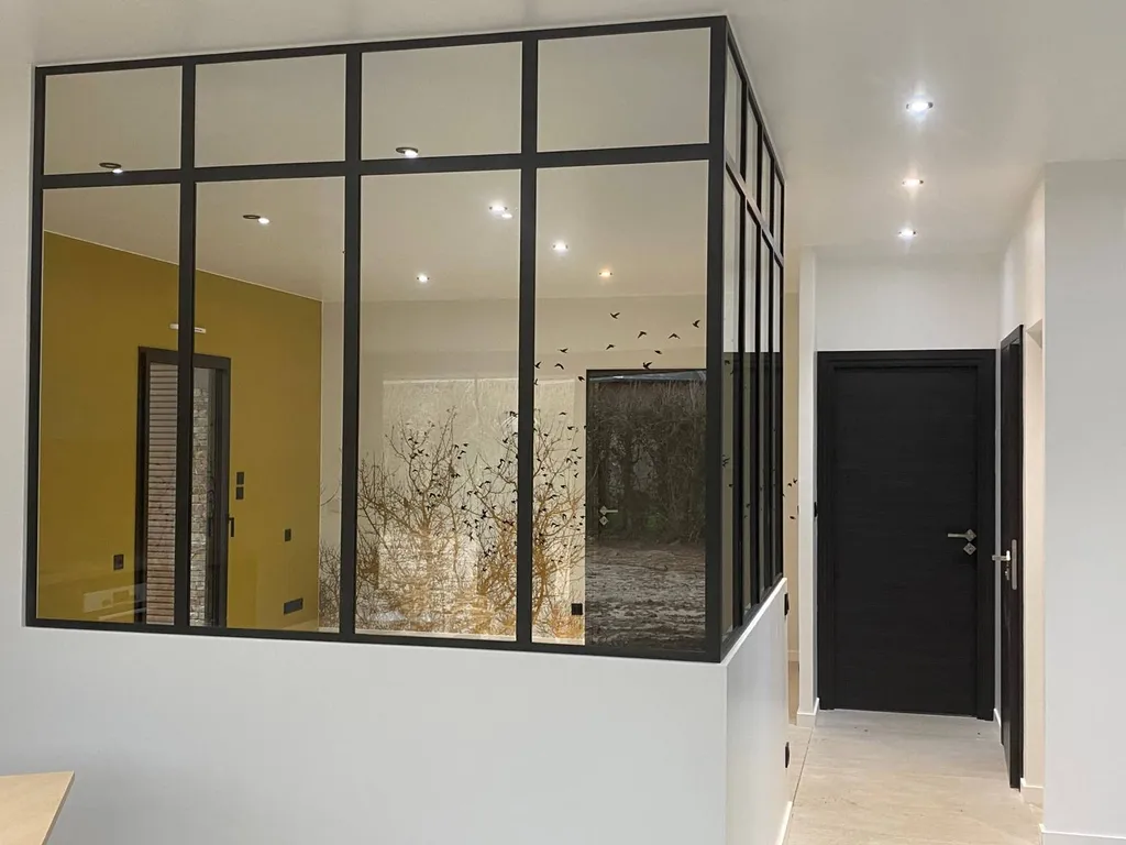 Coût global pour peinture projection Airless blanche et pose de papier peint à Elbeuf près de Bourg-Achard