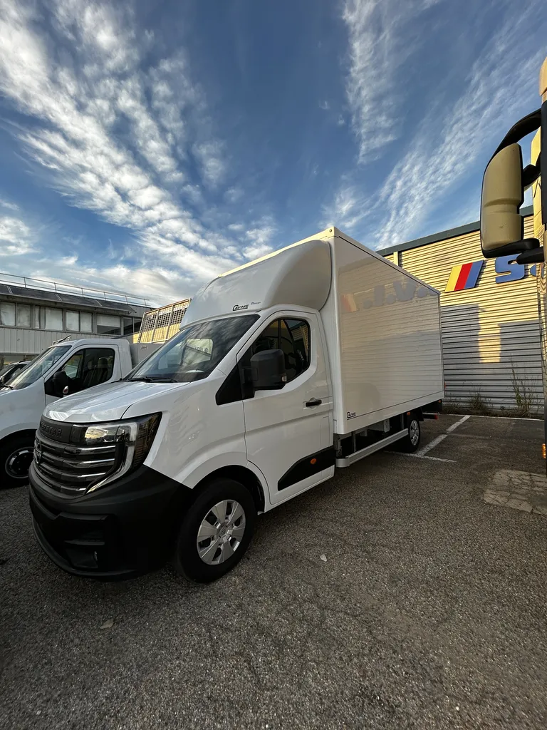 Interstar caisse Hayon devant SVI Beaucaire