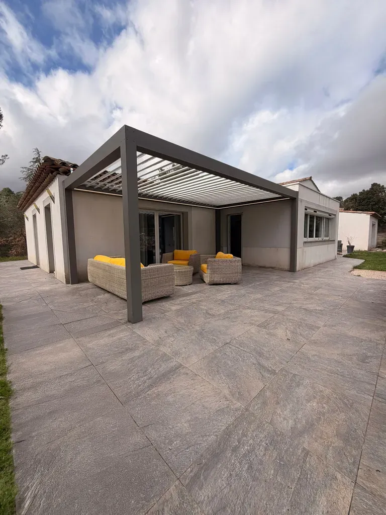Installation pergola bioclimatique aluminium gris quartz autoportante sans fixation murale sur terrasse avec piscine à Fréjus près de Saint-Raphaël