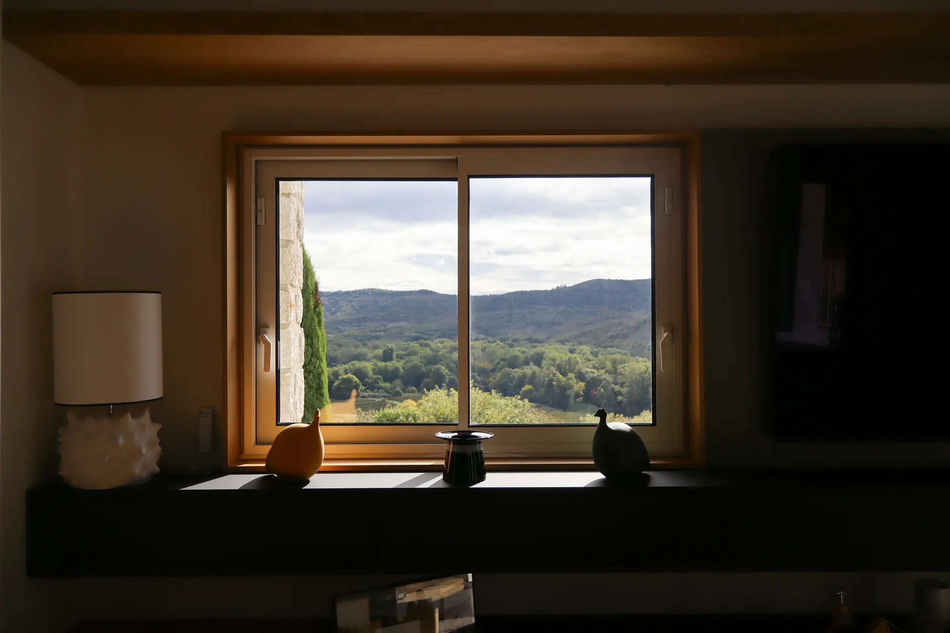 Meuble télé sur mesure en bois et rangements intégrés pour un intérieur contemporain vers Ruoms en Ardèche