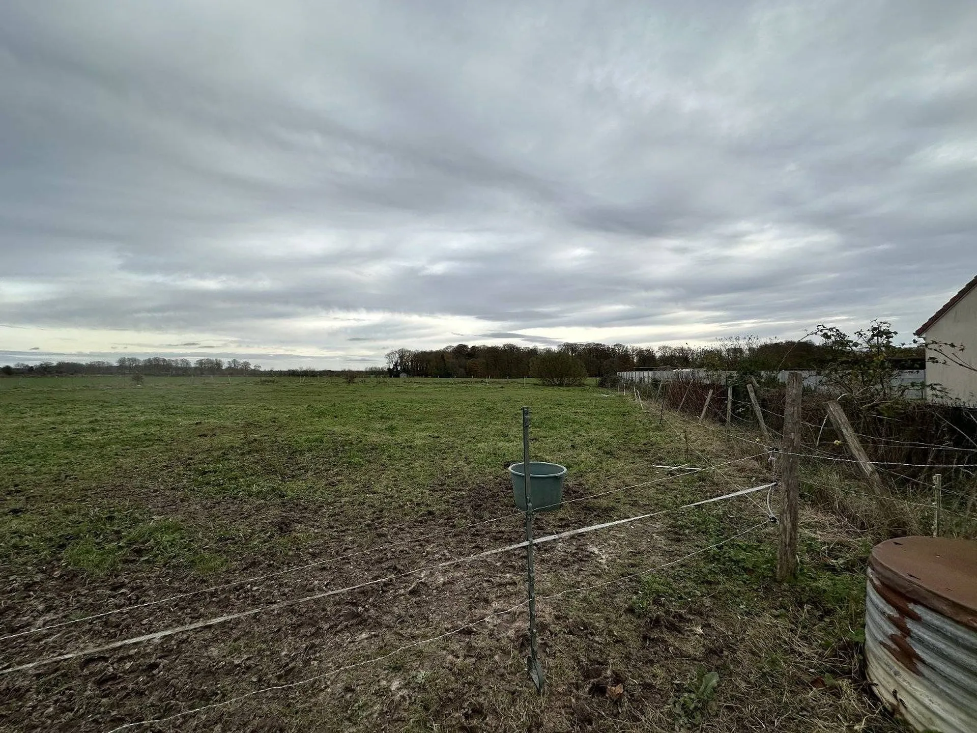 Terrain à bâtir non viabilisé de 900 m² sur la commune de PETIT-CAUX, en Normandie.