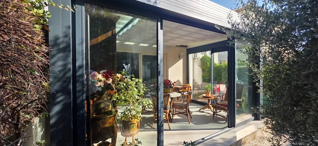 Véranda verrière avec store motorisé en toiture à Nice