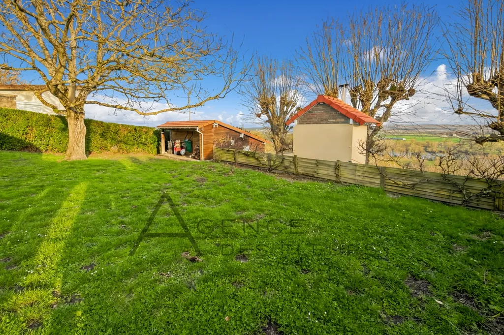 A vendre propriété de charme de 130 m2 hab + dépendances le tout édifié  sur un terrain de 2900 m² sur la commune de Freneuse 76410