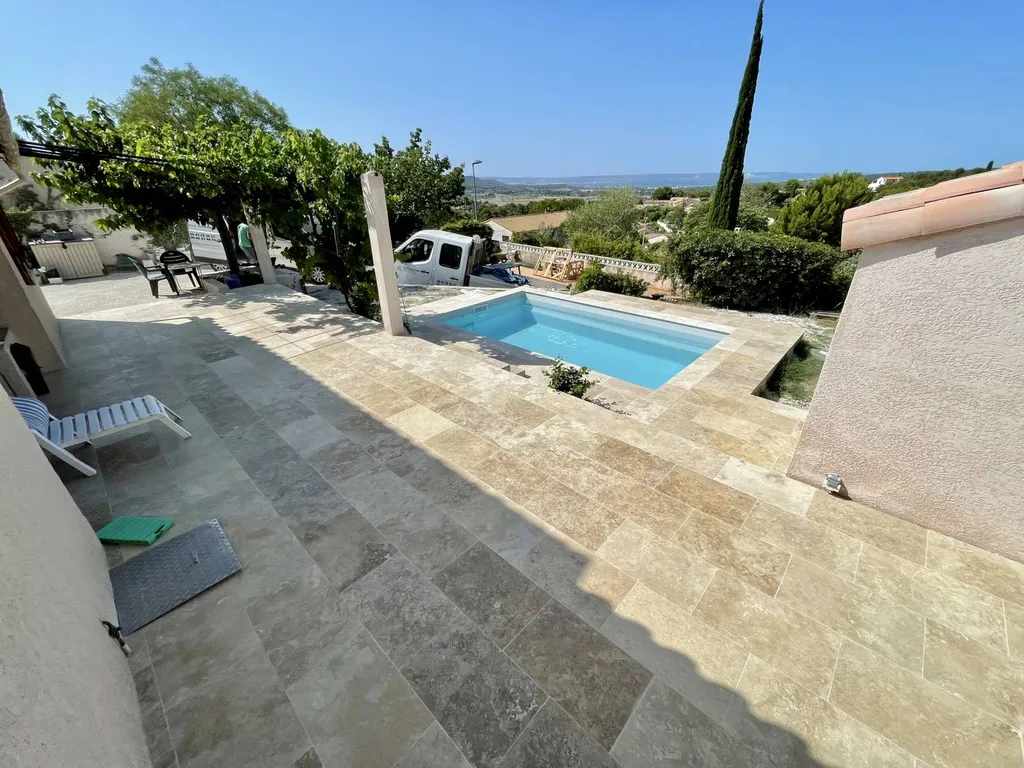 réalisation d'une terrasse extérieur en travertin beige proche de Rognac 13340