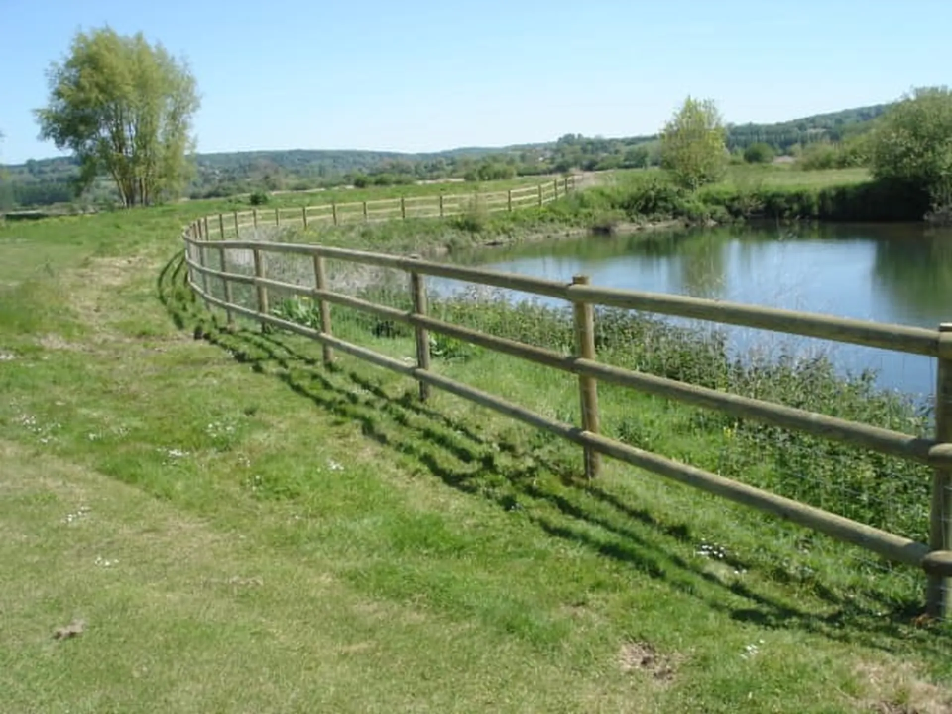 Installation de Clôture en Rondins de Bois Traité, Modèle Rustique pour Parcs et Terrains à Caudebec en Caux en Seine-Maritime 76 et Rives-en-Seine
