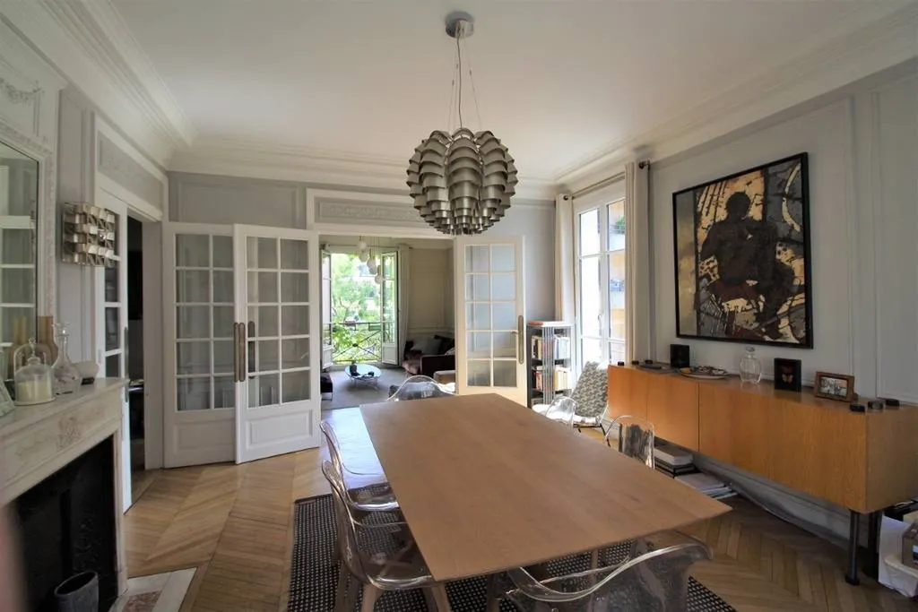 A vendre magnifique appartement 5 pièces 3 chambres avec sa salle à manger très lumineuse à Paris 75015