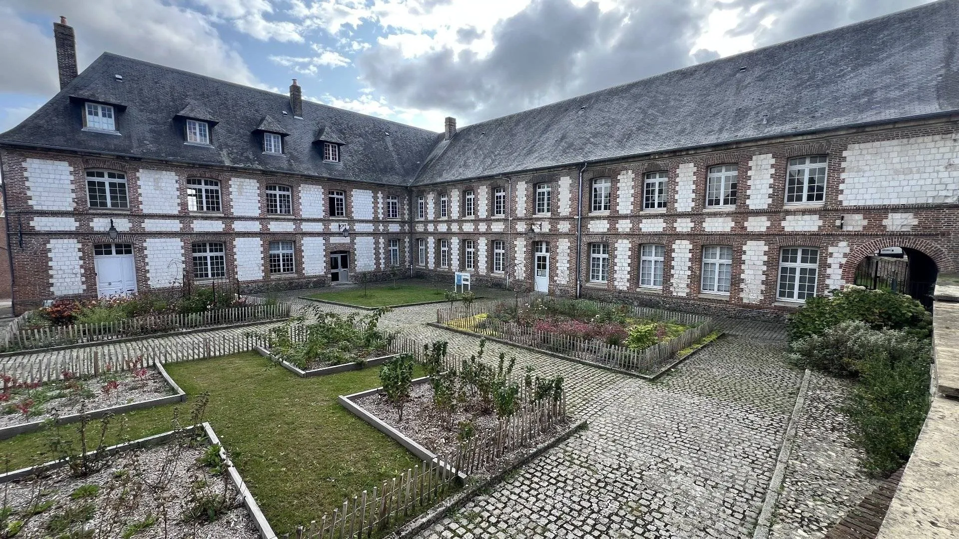 Charmante maison avec extérieur – Plage et port à 5 min !