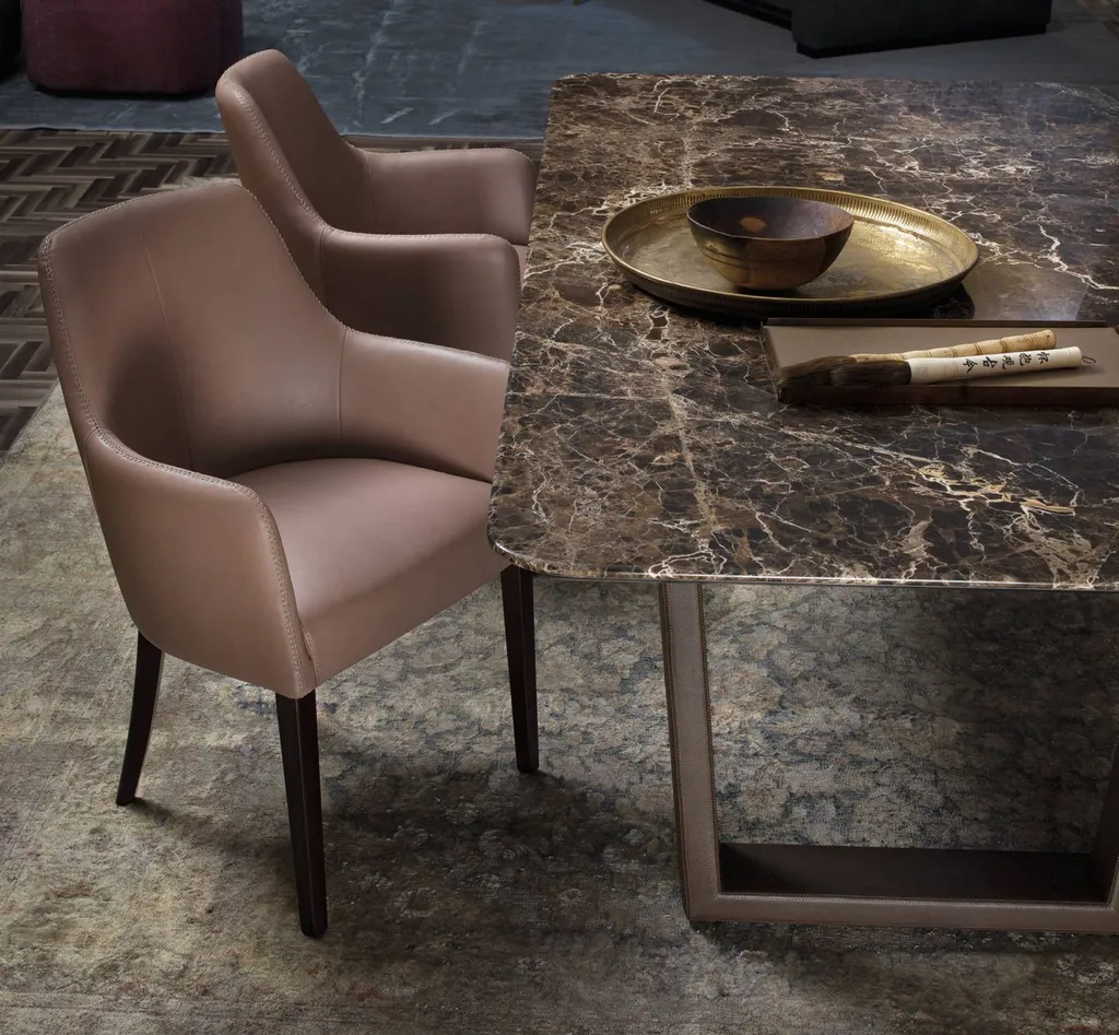 Chaise confortable en cuir marron hyères les palmiers près du lavandou