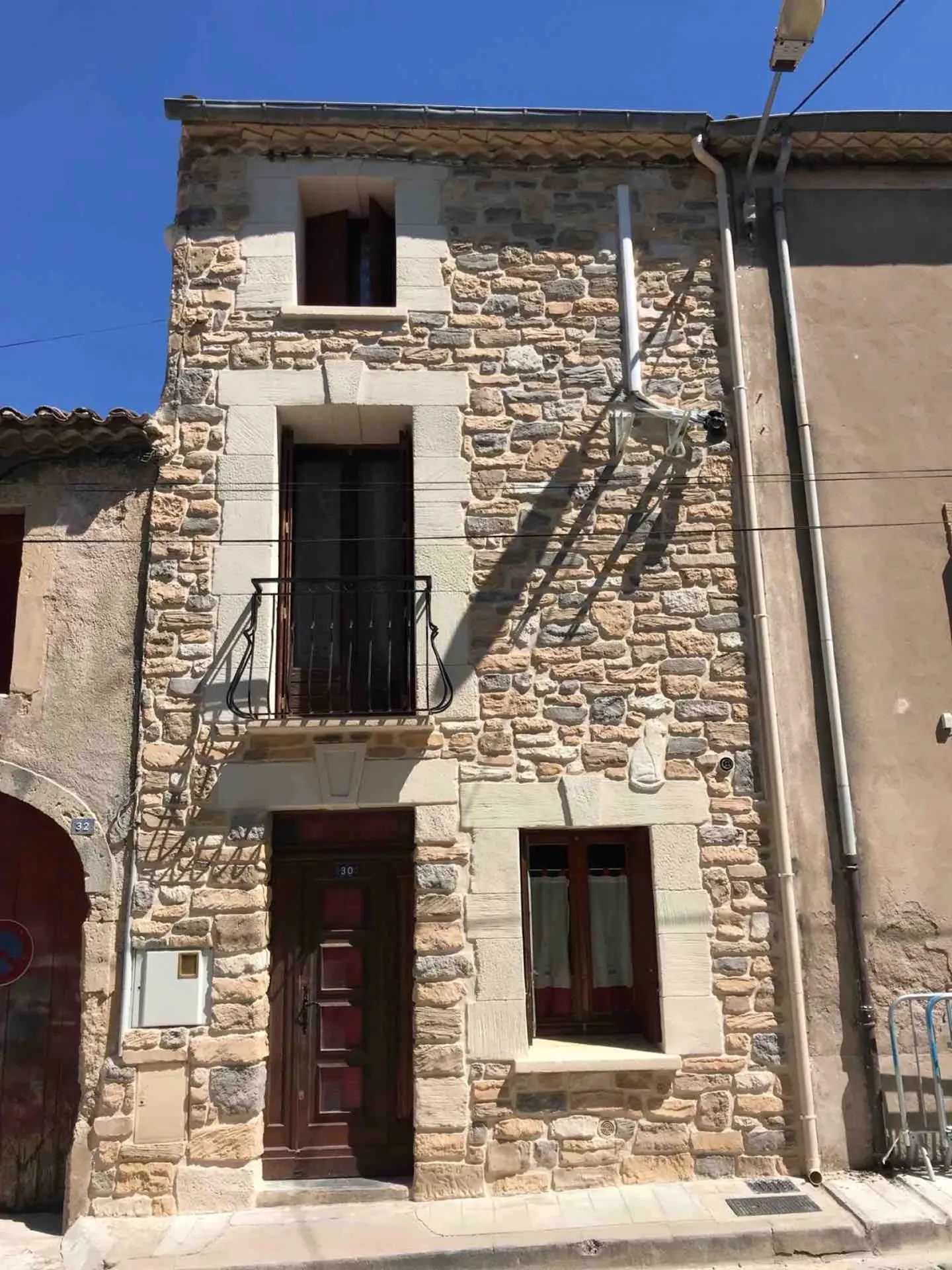 maison avec façades finitions pierres a  BESSAN dans le 34 