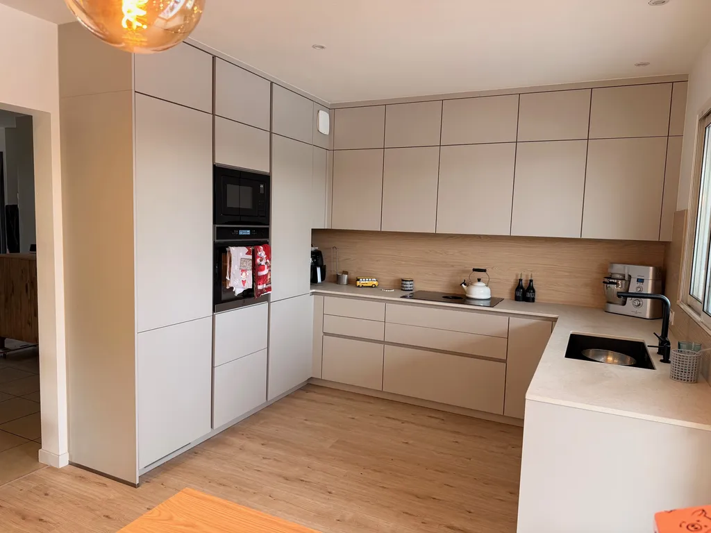 Une cuisine élégante et des rangements sur mesure à Grenade-sur-Garonne