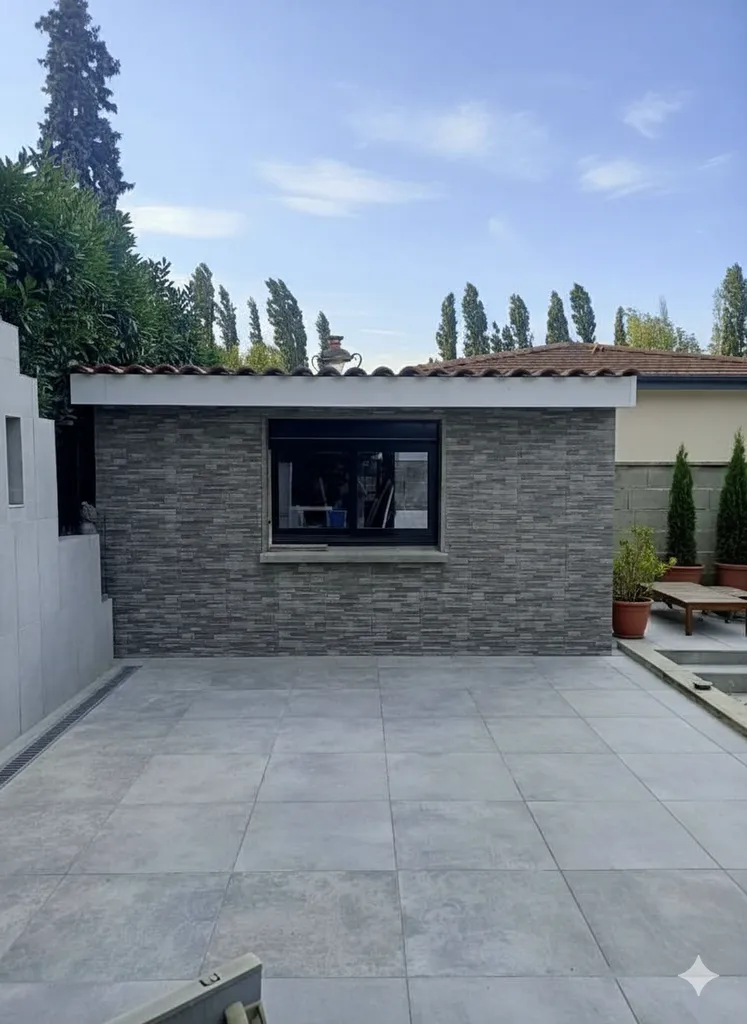 Aménagement de terrasse extérieure à Neuville-sur-Saône avec dalle béton, terrasse carrelée antidérapante et travaux de maçonnerie paysagère personnalisés