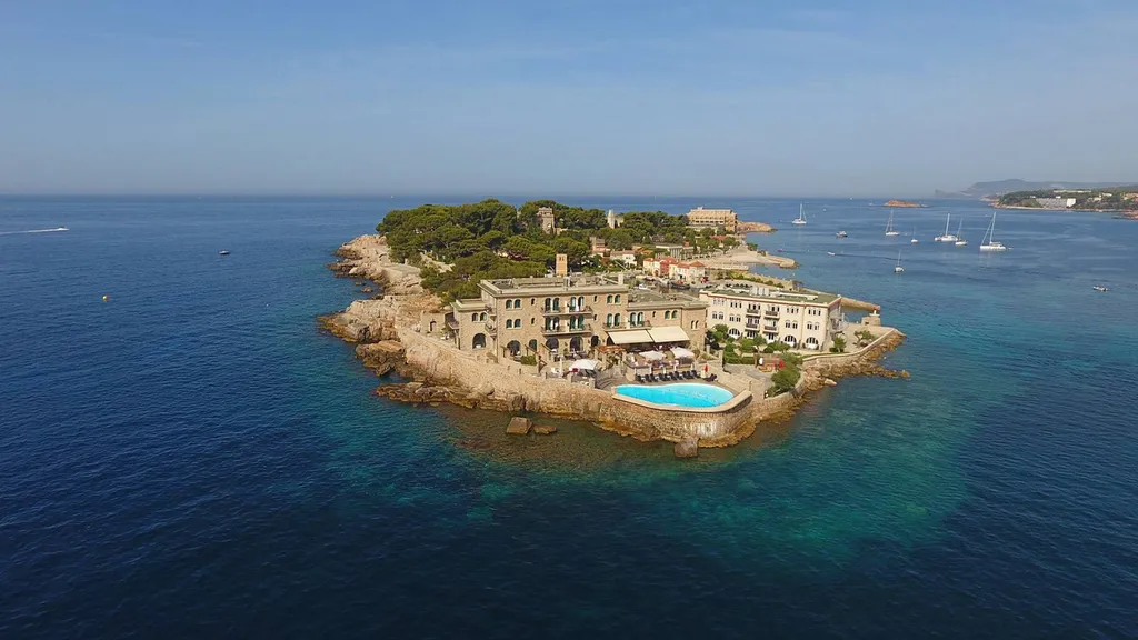 Les trésors cachés de l'île de Bendor avec nos visites des Calanques du Var