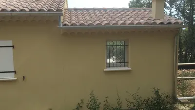 Combien coûte une pose de gouttière zinc à Avignon en cas d'urgence ? Comparez nos tarifs et planifiez votre intervention sans délai