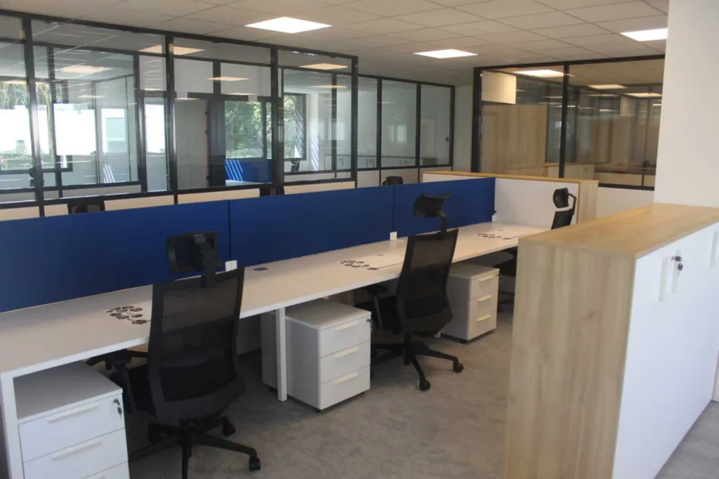 Aménagement de 500 m² à Aix-en-Provence pour 57 postes avec mobilier CIMIC, solutions acoustiques, salles de réunion et espace détente pour les Laboratoires Naos / Bioderma