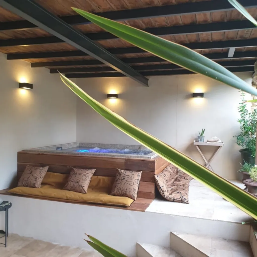 Spa mosaïque sur mesure 5 places installé à Uzès