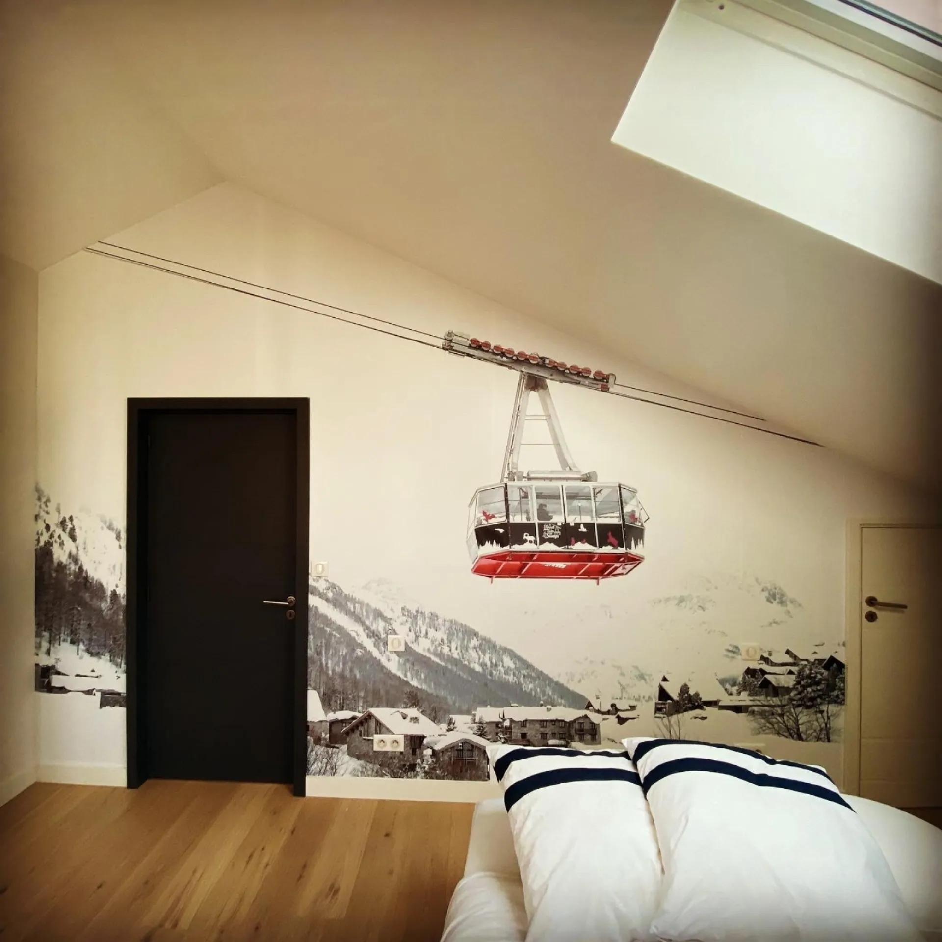 Décoration de chambre avec habillage d’un mur complet à Toulouse