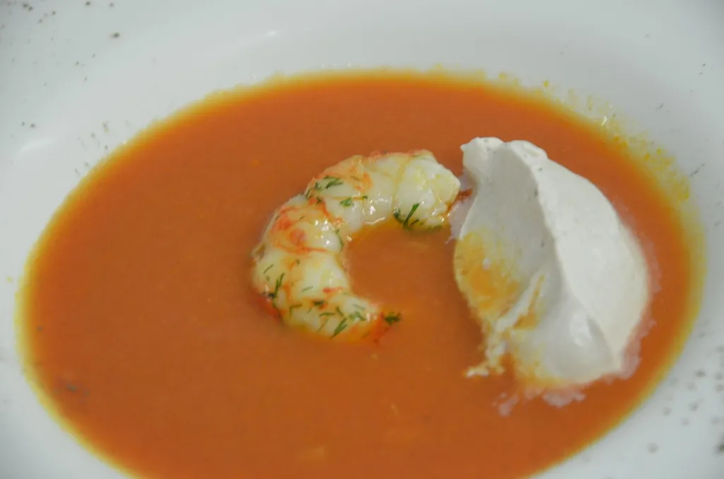 Gaspacho de tomate et poivron et sa gambas marinée