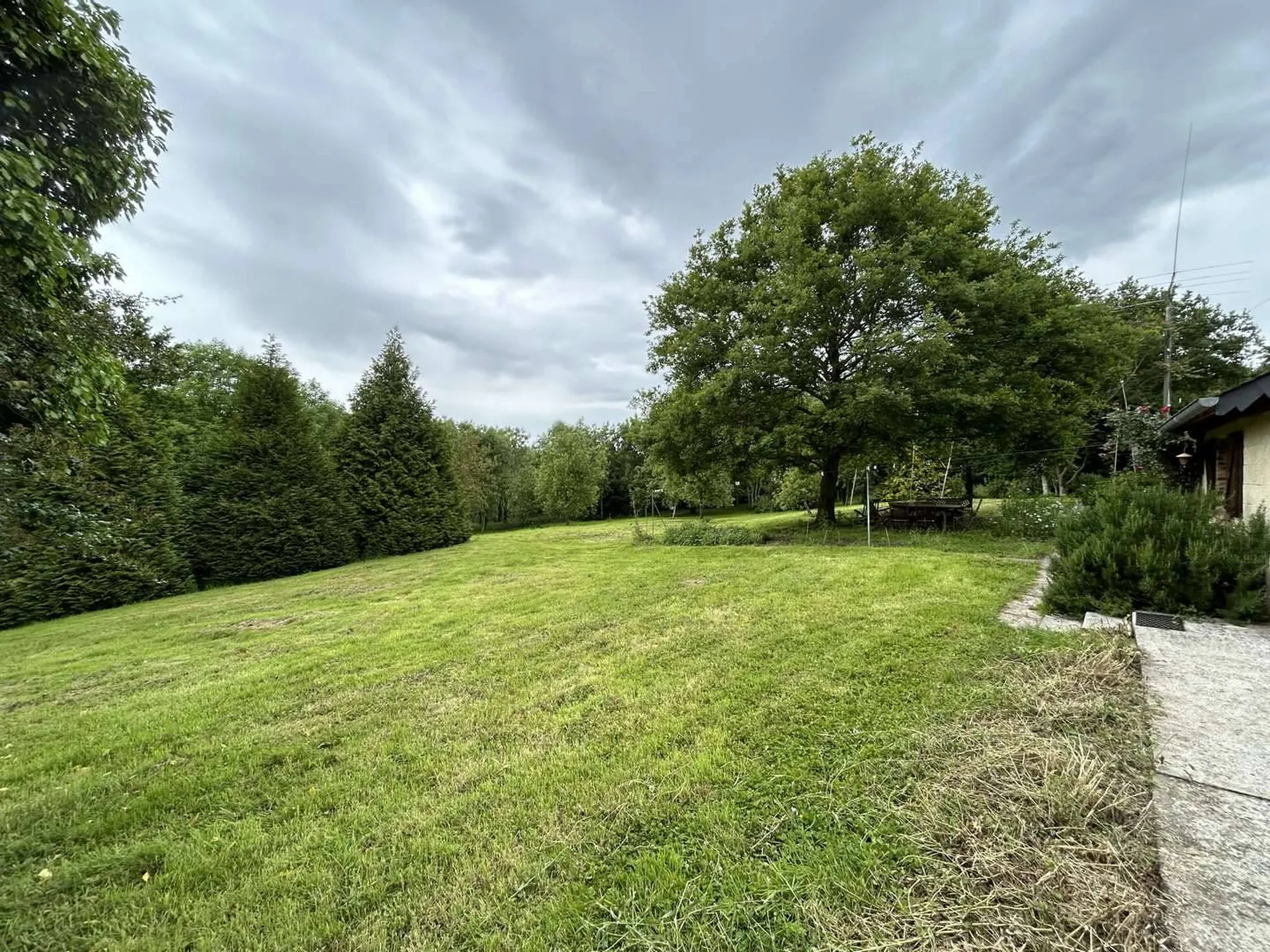 Vends : Propriété unique entourée de nature, avec 6,8 hectares de terrain, mares pittoresques et une diversité d’arbres. Un havre de paix en Normandie.