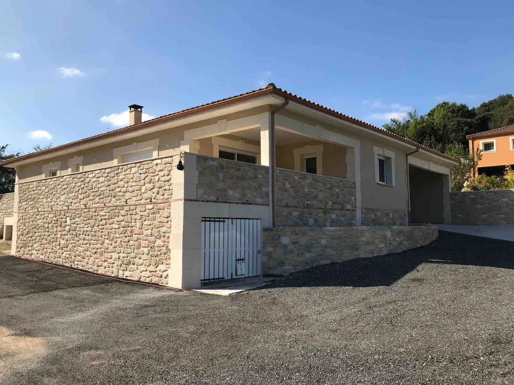 facade en pierre taillée  avec torchis gratté à l’ancienne à Prémian entre Saint-Pons-de-Thomières et Olargues dans les Hauts Cantons Heraultais