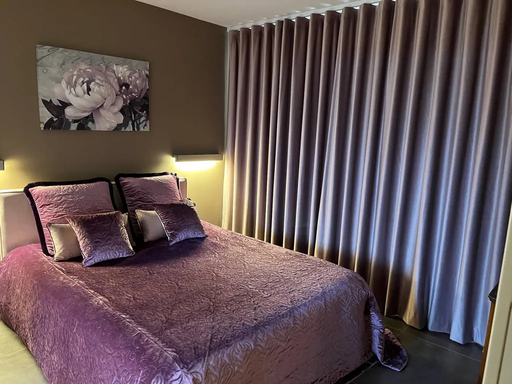 Rideaux, coussins et jeté de lit confectionnés sur mesure pour une maison en Isère