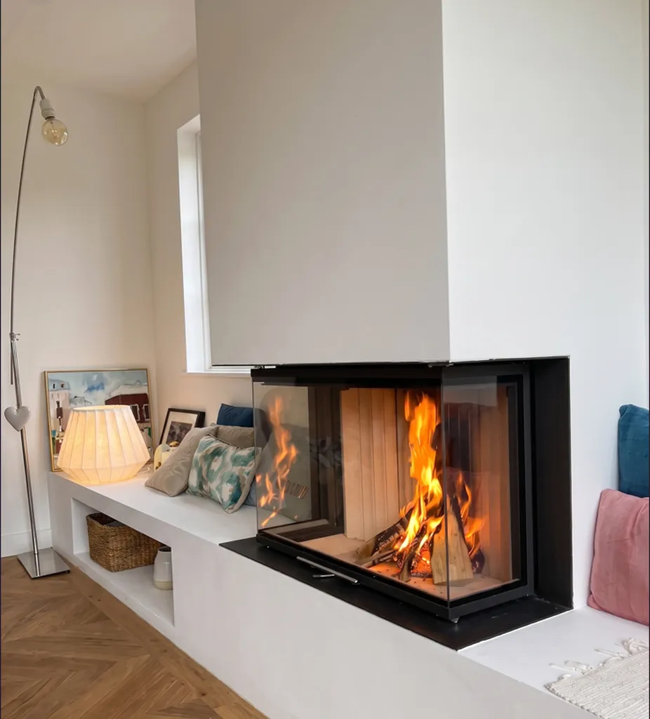 Installation d'une cheminée contemporaine sur mesure avec foyer Brunner sur Bordeaux avec banquette